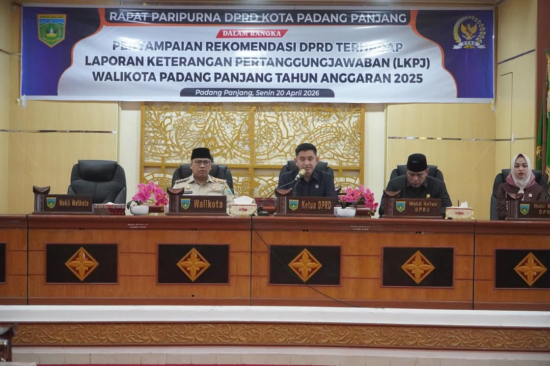 Pimpinan sidang. paripurna DPRD Padang panjang